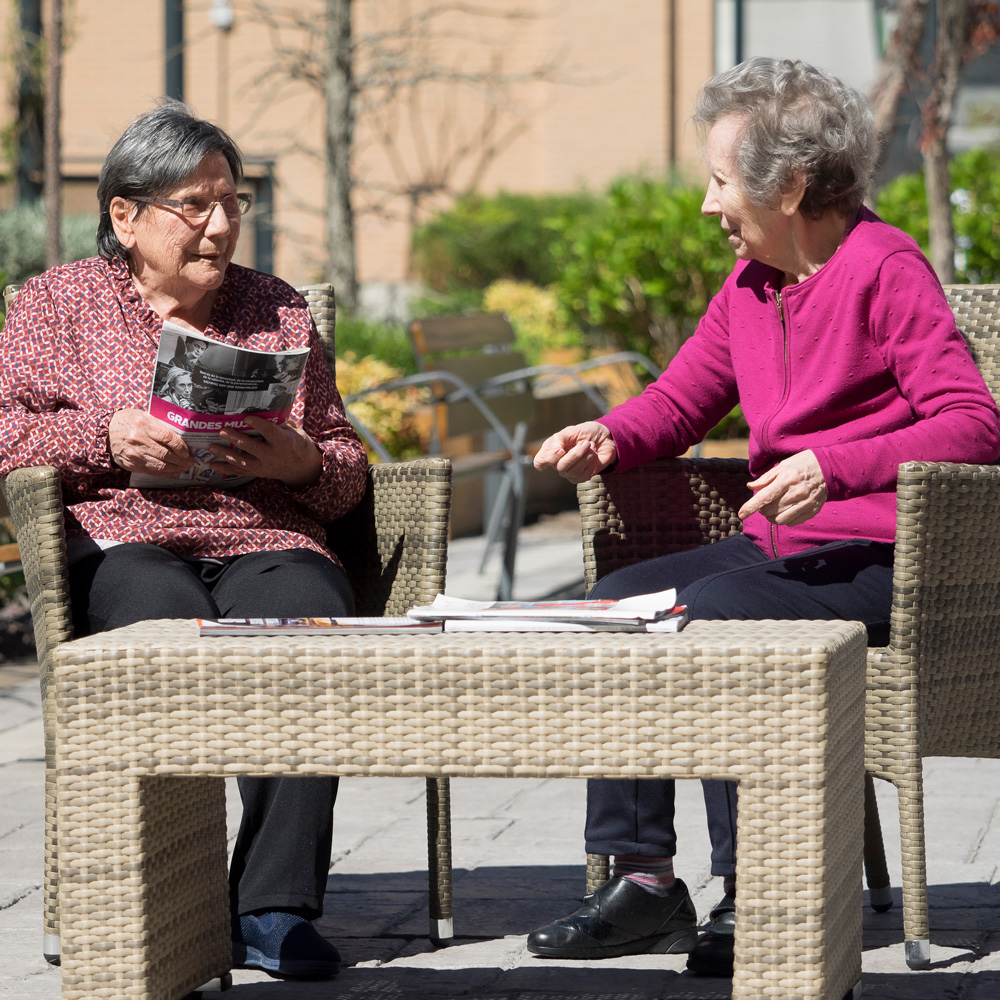 Dos residentes conversando sentadas en el exterior de la residencia